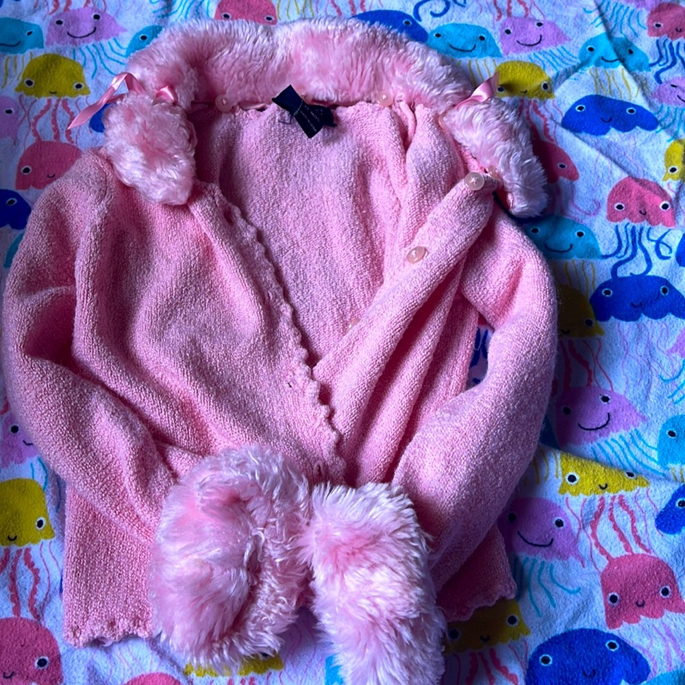 Adorable pink sweater ! 💗
